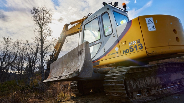 Gravemaskin utendørs i sollys