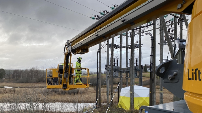Energimontør i lift ved høyspentlinje