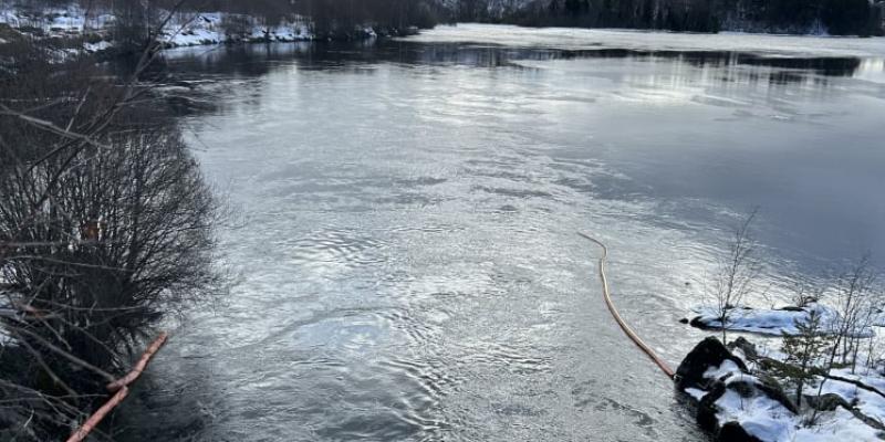 Oljelekkasje fra gamle trafostasjoner på Follum